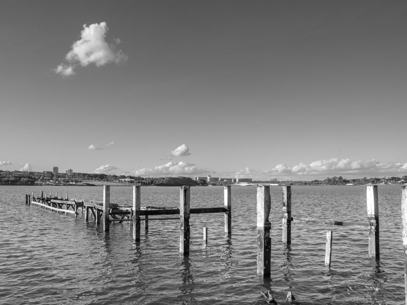 PÍER EM RUÍNAS SOBRE O CALMO LAGO