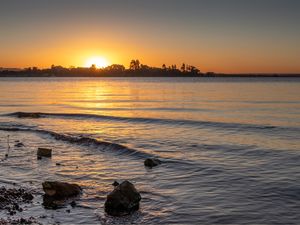 PÔR DO SOL SOBRE O LAGO