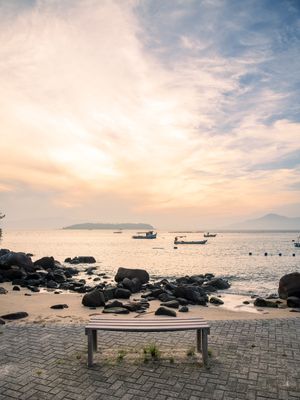 UM BANQUINHO PARA APRECIAR O POR DO SOL