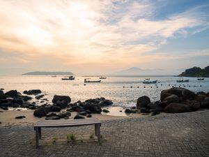 APRECIANDO O POR DO SOL NO BANQUINHO