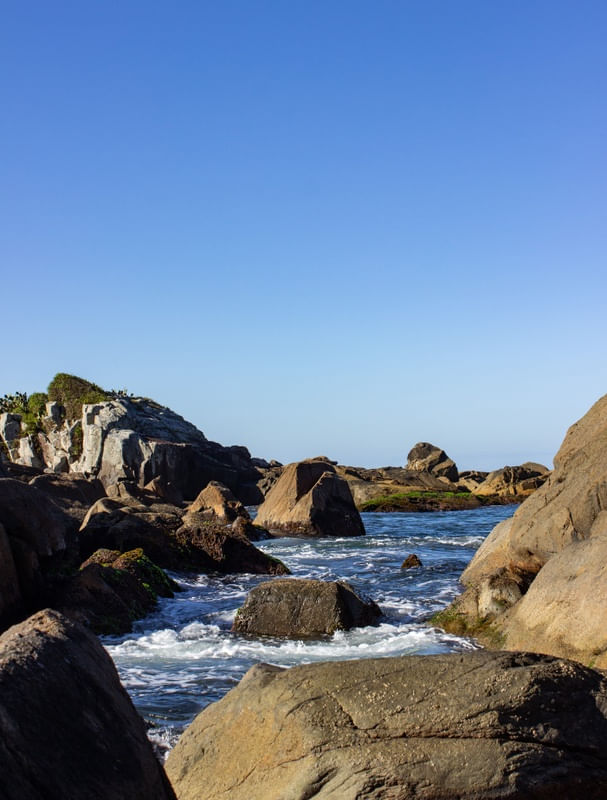 MAR POR ENTRE AS PEDRAS