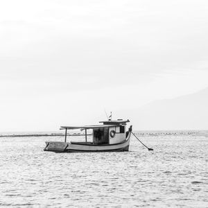 UM BARCO DE PESCA NO MAR SEM COR