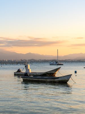 DOIS BARCOS NO POR DO SOL