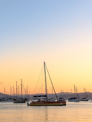 ESCOLHA SEU BAR E VÁ NAVEGAR NO POR DO SOL