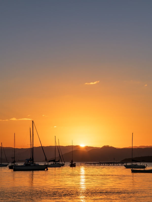 BARCOS ANCORADOS NO POR DO SOL
