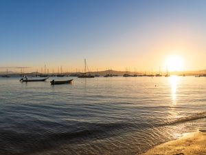 AREIA DOURADA NO POR DO SOL