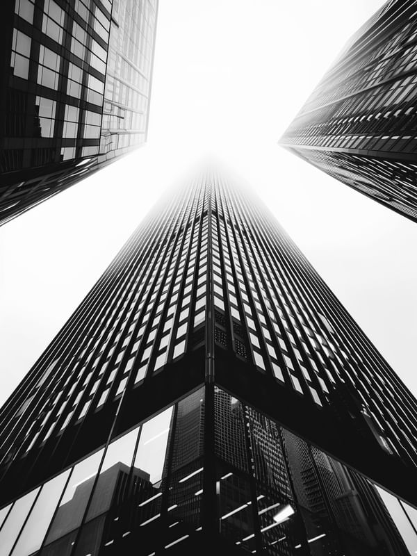 ELEGÂNCIA URBANA EM ESTRUTURAS MONOCROMÁTICAS BY AI