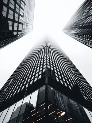 ELEGÂNCIA URBANA EM ESTRUTURAS MONOCROMÁTICAS II BY AI