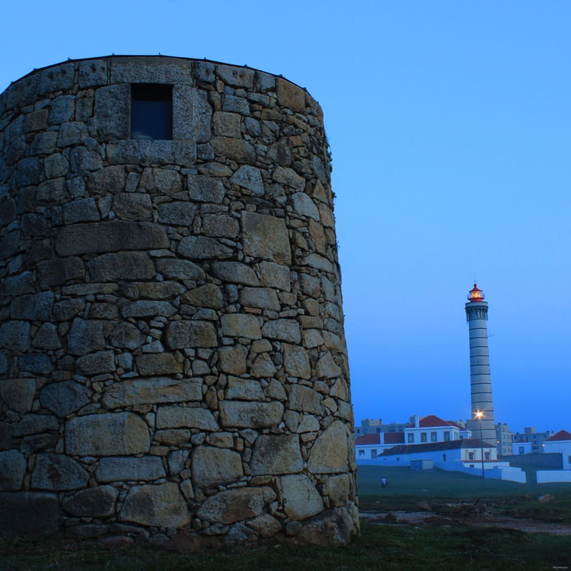 O MOINHO E O FAROL