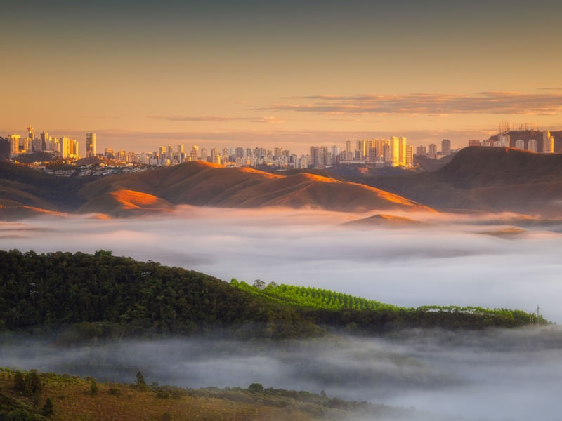 MORROS NEBLINA E PRÉDIOS