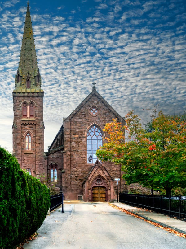 UMA TORRE COM IGREJA