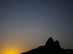 POR DO SOL NO MORRO DOIS IRMAOS