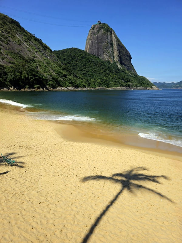 SOMBRA E ÁGUA FRESCA NA PRAIA VERMELHA