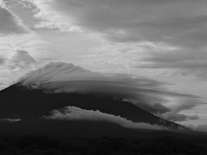 MONTE FUJI E NUVENS PRETO E BRANCO