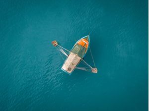 BARCO NO MAR DE UBATUBA