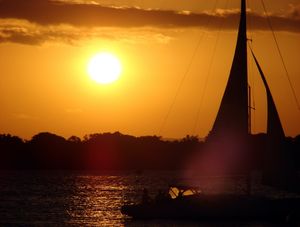 RETRATO DO POR DO SOL NO GUAÍBA EM PORTO ALEGRE