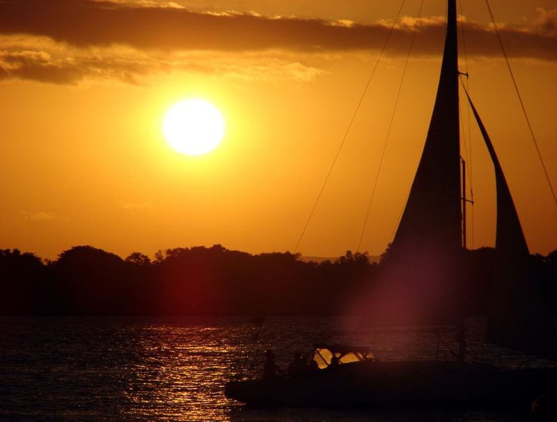 RETRATO DO POR DO SOL NO GUAÍBA EM PORTO ALEGRE