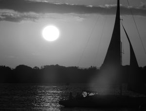 RETRATO EM PB DO POR DO SOL NO GUAÍBA EM PORTO ALEGRE