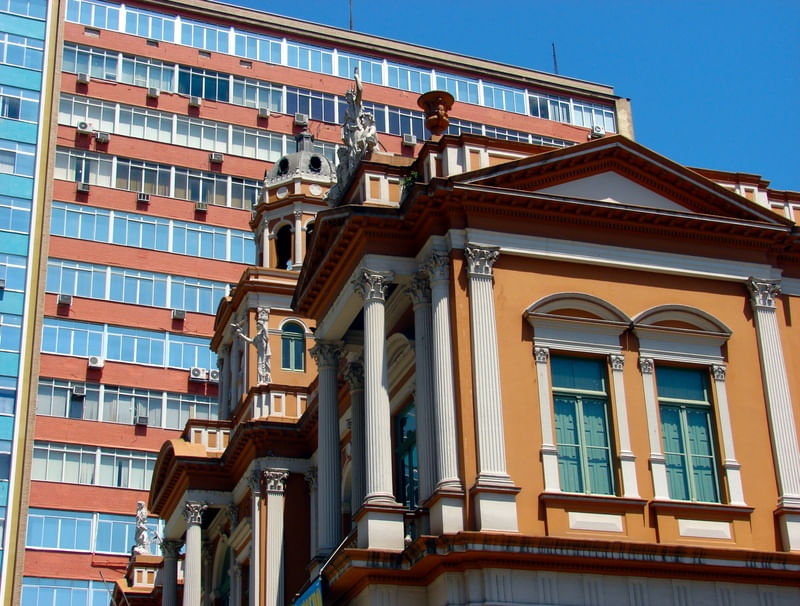 RETRATO DO CENTRO DE PORTO ALEGRE NUM DIA DE SOL