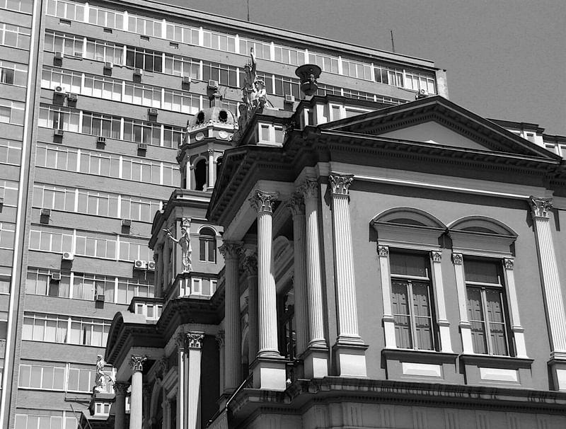RETRATO EM PB DO CENTRO DE PORTO ALEGRE NUM DIA DE SOL