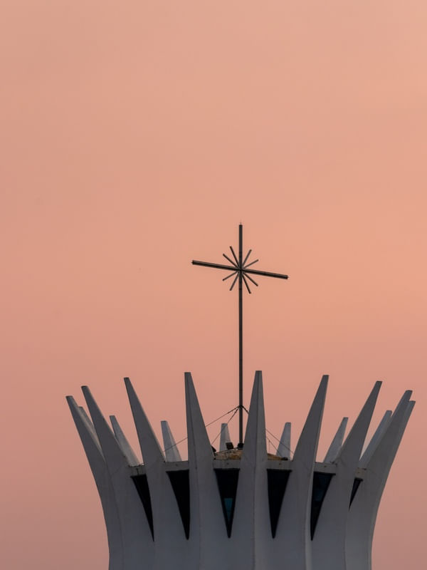 CATEDRAL DE BRASÍLIA COM LINDO CÉU