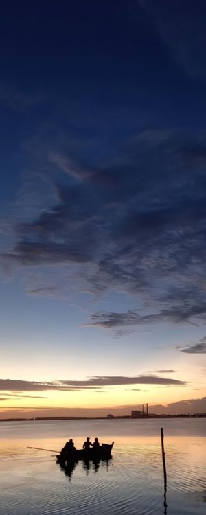 PÔR DO SOL E PESCADORES