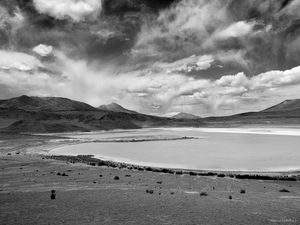 LAGO SOB NUVENS EM TONS DE CINZA