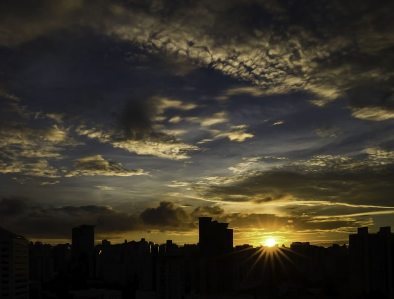POR DO SOL NA CIDADE GRANDE