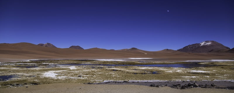 TÍMIDA LUA SOBRE O DESERTO