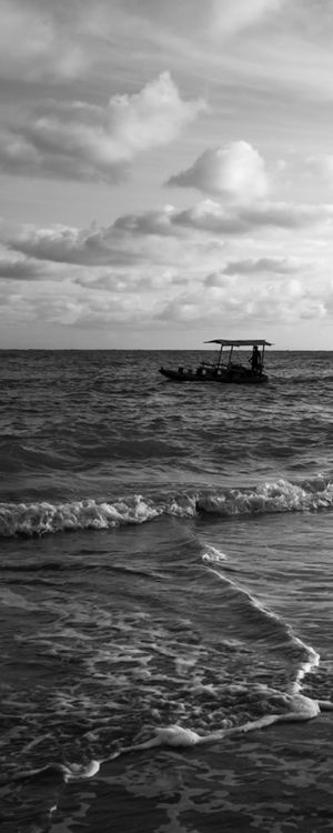 TEM JANGADA NO MAR