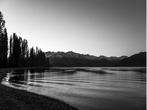 ANOITECE À BEIRA DO LAGO