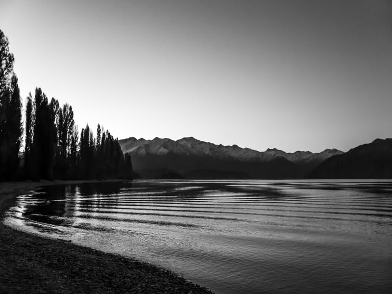 ANOITECE À BEIRA DO LAGO