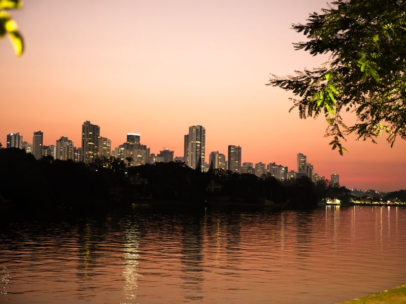 OS EDIFÍCIOS DA GLEBA PALHANO AO ENTARDECER
