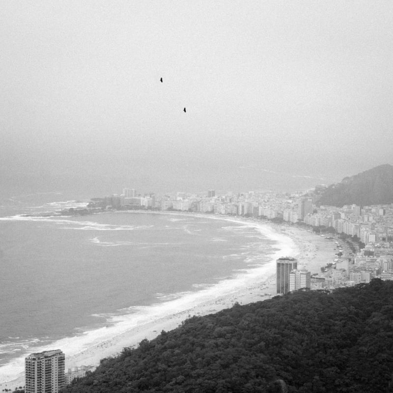 ORLA DO RIO EM PRETO E BRANCO
