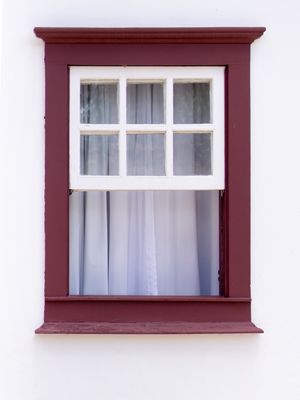 JANELA COLONIAL COM CORTINA