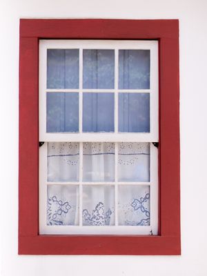 JANELA COLONIAL COM CORTINA DE RENDA