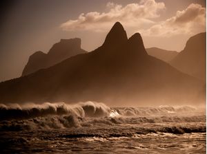 RESSACA SOB OS 2 IRMÃOS