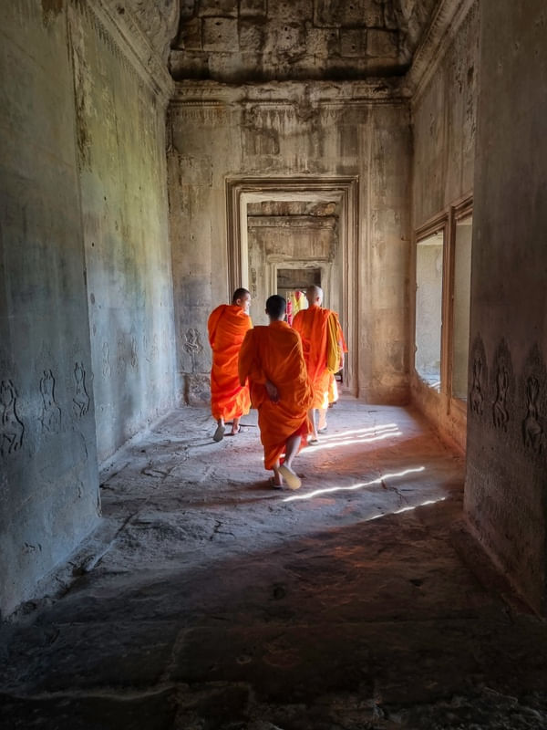 OS TRES AMIGOS NO TEMPLO