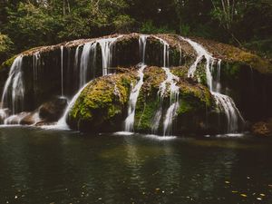MOVIMENTO NA CACHOEIRA I