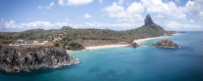 IMAGEM AÉREA DE DRONE EM FERNANDO DE NORONHA - FORTE DOS REMÉDIOS E PRAIAS