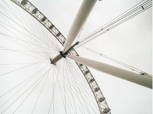 MINIMALIST LONDON EYE