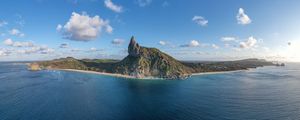 GRANDE PANORÂMICA AÉREA COM DRONE DO MORRO DO PICO E TODA NORONHA