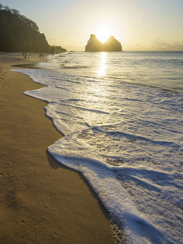 ESPUMA DA ONDA NA PRAIA DO BODE - CACIMBA DO PADRE AO PÔR DO SOL NO MORRO DOIS IRMÃOS