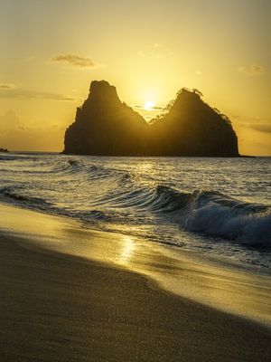 PÔR DO SOL ENTRE OS MORROS DOIS IRMÃOS - SUNSET NORONHA