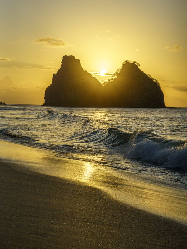 PÔR DO SOL ENTRE OS MORROS DOIS IRMÃOS - SUNSET NORONHA