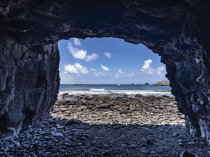 CAVERNA NA PRAIA DO PORTO DE SANTO ANTONIO- FERNANDO DE NORONHA