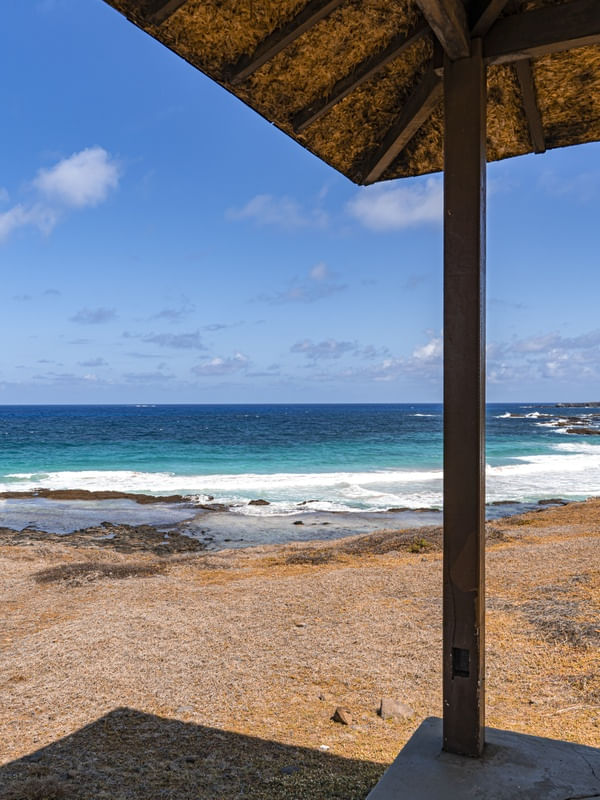 SOMBRA CHOUPANA COM VISTA PARA O MAR DE FORA EM FERNANDO DE NORONHA