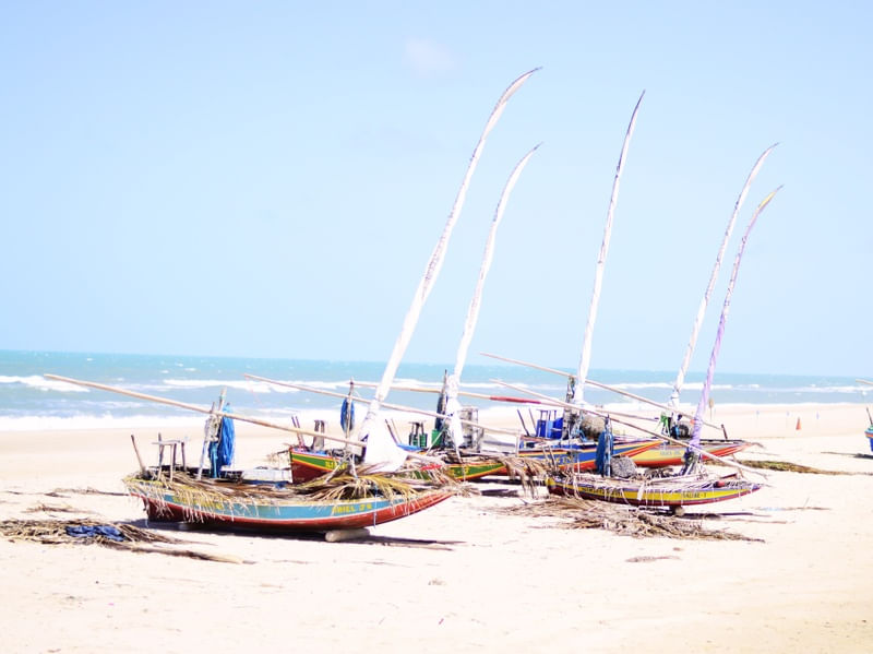 BARCOS NA PRAIA DE AREIA CLARA