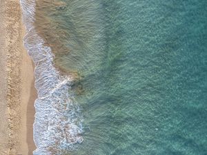 MINIMALISTA MAR ONDA E AREIA EM NORONHA