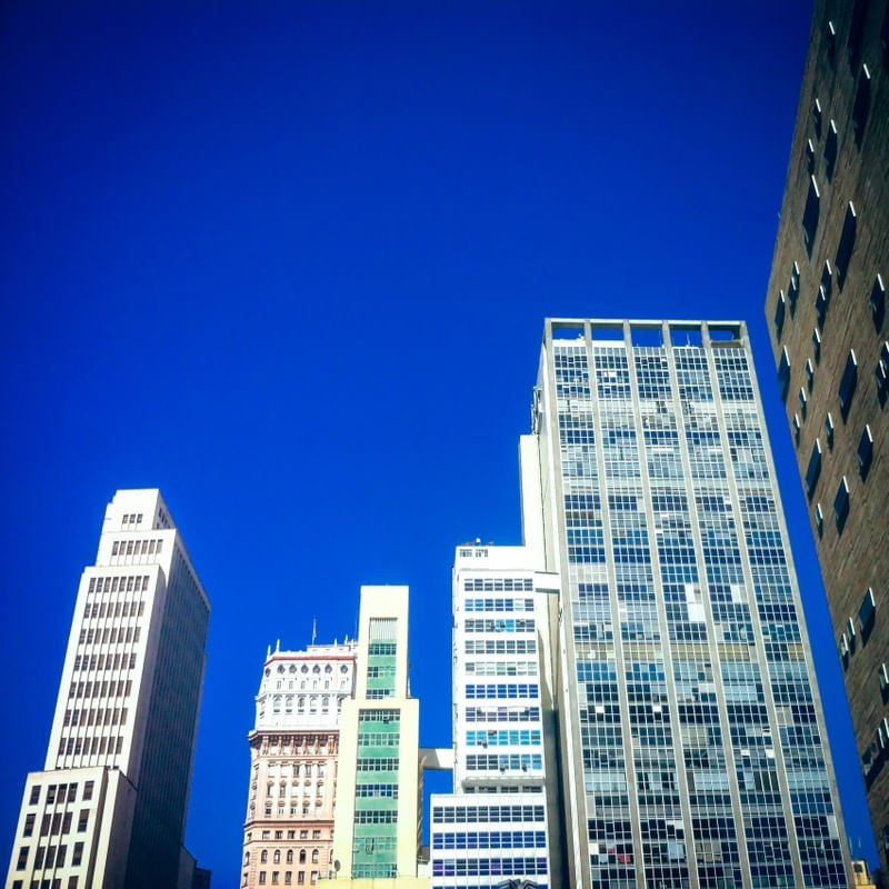 CÉU AZUL NO CENTRO DA CIDADE